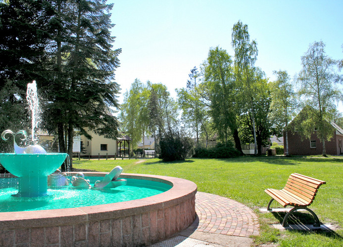 Springbrunnen im kleinen angrenzenden Park (Haus mit Fewo rechts im Hintergrund)